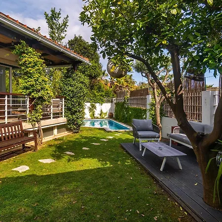 Whome With Shared Garden & Pool Vakantiehuis *
