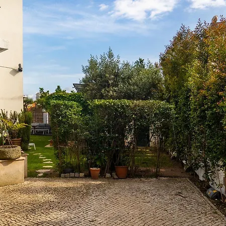 Whome With Shared Garden & Pool Сasa de vacaciones