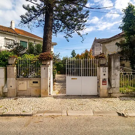 Whome With Shared Garden & Pool Сasa de vacaciones