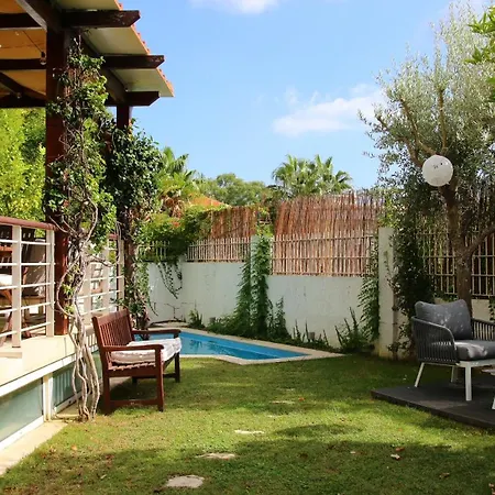 בית נופש Whome With Shared Garden & Pool